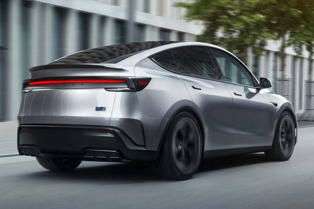 https://autogreeknews.gr/wp-content/uploads/2025/08/tesla-model-y-performance-2026-das-exterieur.jpg