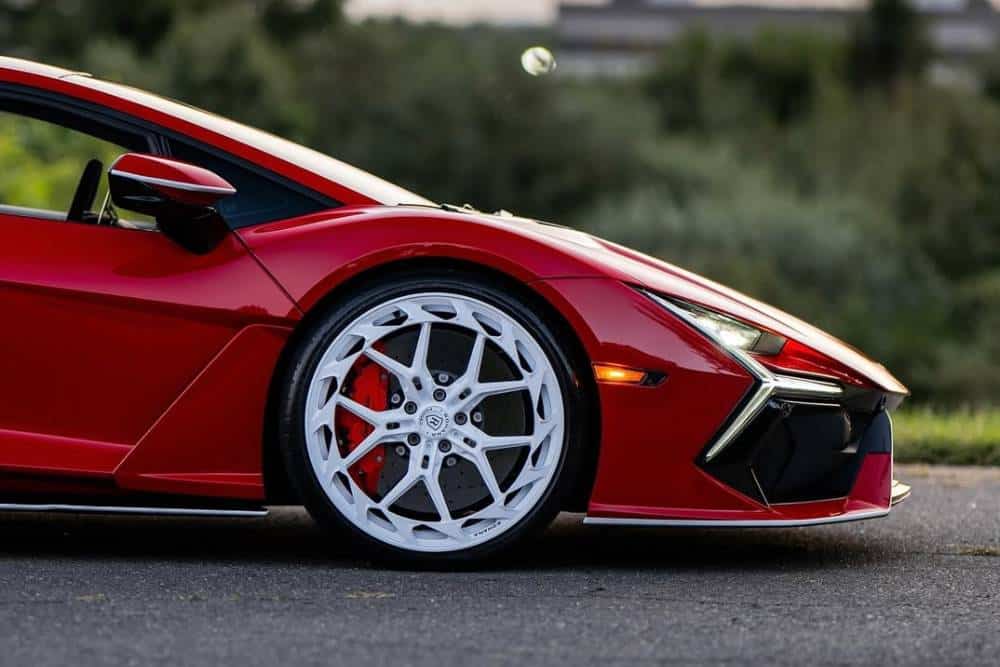https://autogreeknews.gr/wp-content/uploads/2025/08/this-red-lamborghini-revuelto-on-new-wheels-is-wha-3.jpg