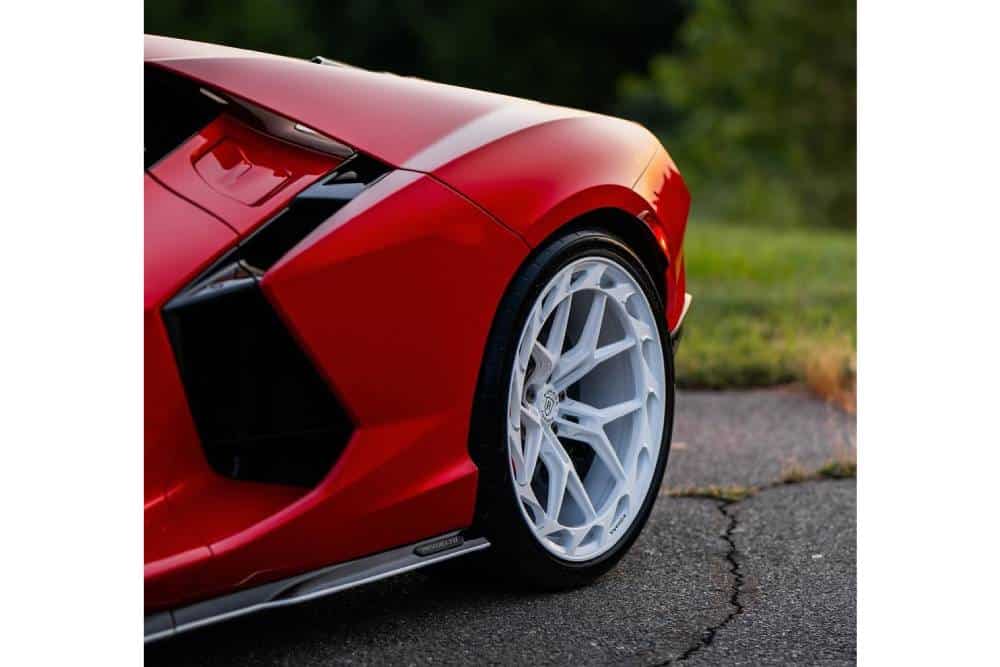 https://autogreeknews.gr/wp-content/uploads/2025/08/this-red-lamborghini-revuelto-on-new-wheels-is-wha-4.jpg