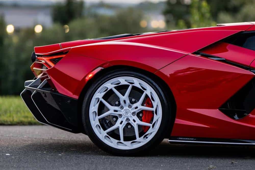 https://autogreeknews.gr/wp-content/uploads/2025/08/this-red-lamborghini-revuelto-on-new-wheels-is-wha-5.jpg