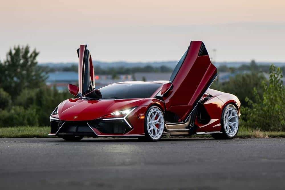 https://autogreeknews.gr/wp-content/uploads/2025/08/this-red-lamborghini-revuelto-on-new-wheels-is-wha.jpg