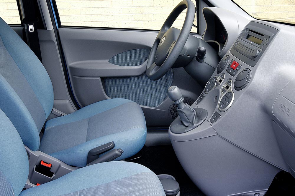 https://autogreeknews.gr/wp-content/uploads/2025/09/Fiat-Panda-2003-interior.jpg