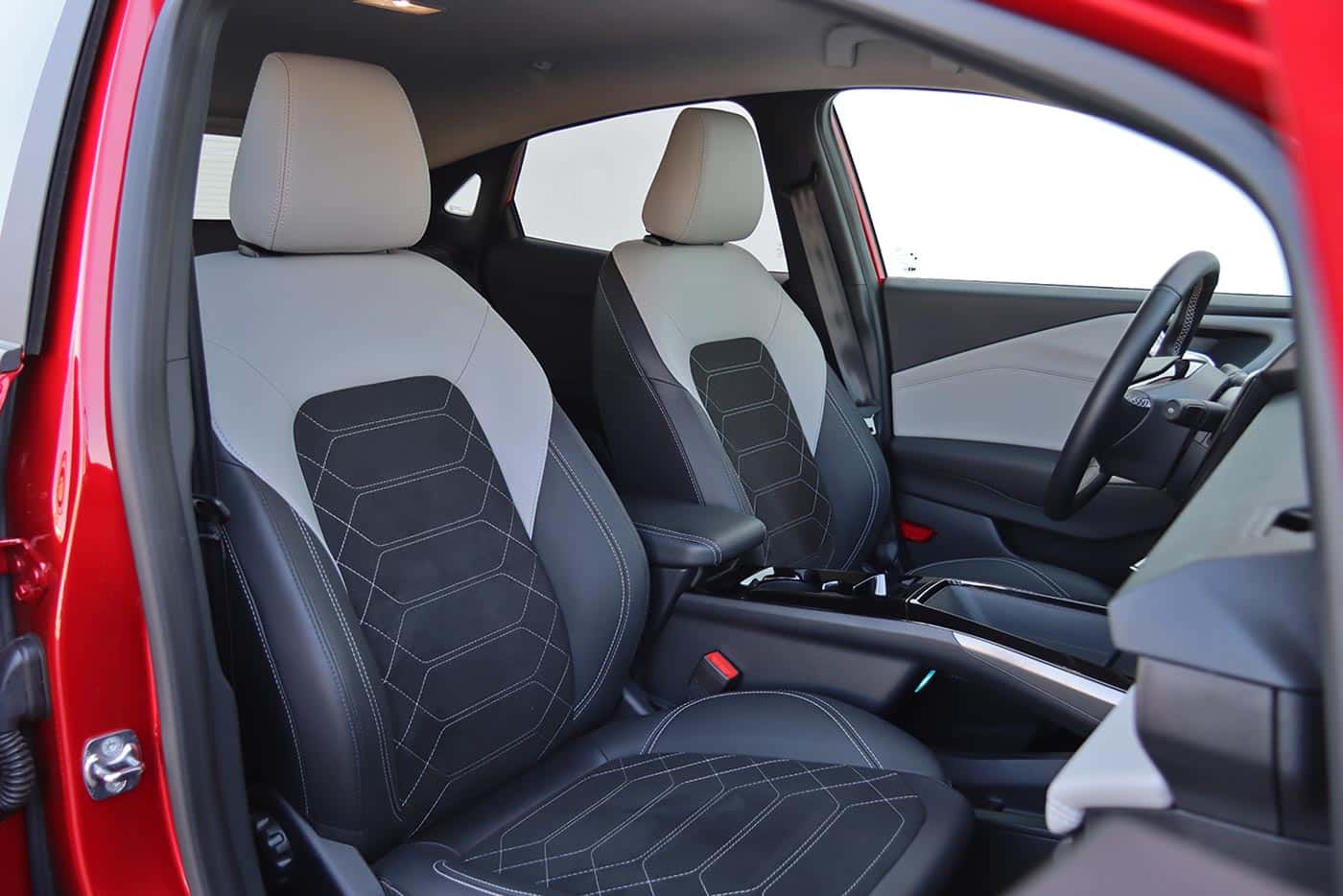 https://autogreeknews.gr/wp-content/uploads/2025/09/Ford-Puma-Gen-E-front-seats.jpg