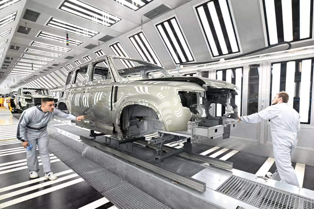 https://autogreeknews.gr/wp-content/uploads/2025/09/JLR-Nitra-plant-Slovakia-00004-2048x1366-1.jpg
