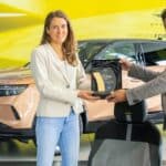 KerstinMeier-DetjenmemberoftheboardofdirectorsofAktionGesunderRckene.V.presentstheawardformorethan20yearsofparticularlyback-friendlysittingtoOpelmanagerJonasEisenbraun. (1)