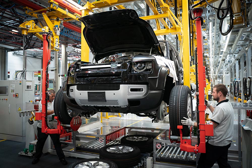 https://autogreeknews.gr/wp-content/uploads/2025/09/Land-Rover-Production-1.jpg