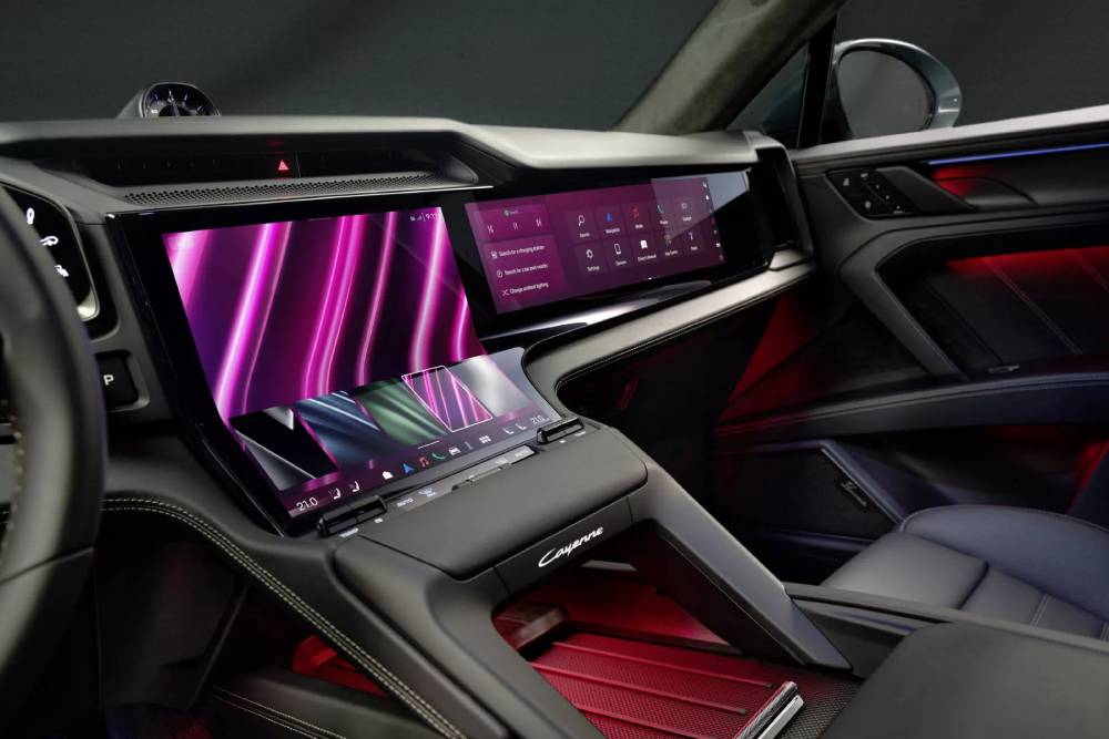 https://autogreeknews.gr/wp-content/uploads/2025/09/New-Porsche-Cayenne-Electric-Interior-14-2048x1537-1.jpg