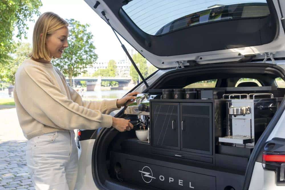 https://autogreeknews.gr/wp-content/uploads/2025/09/Opel-Mokka-Electric-Coffee-9-2048x1396-1.jpg