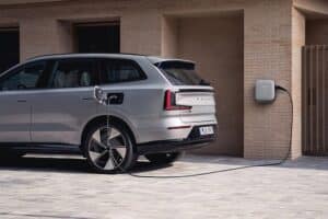 Volvo_EX90_Charging