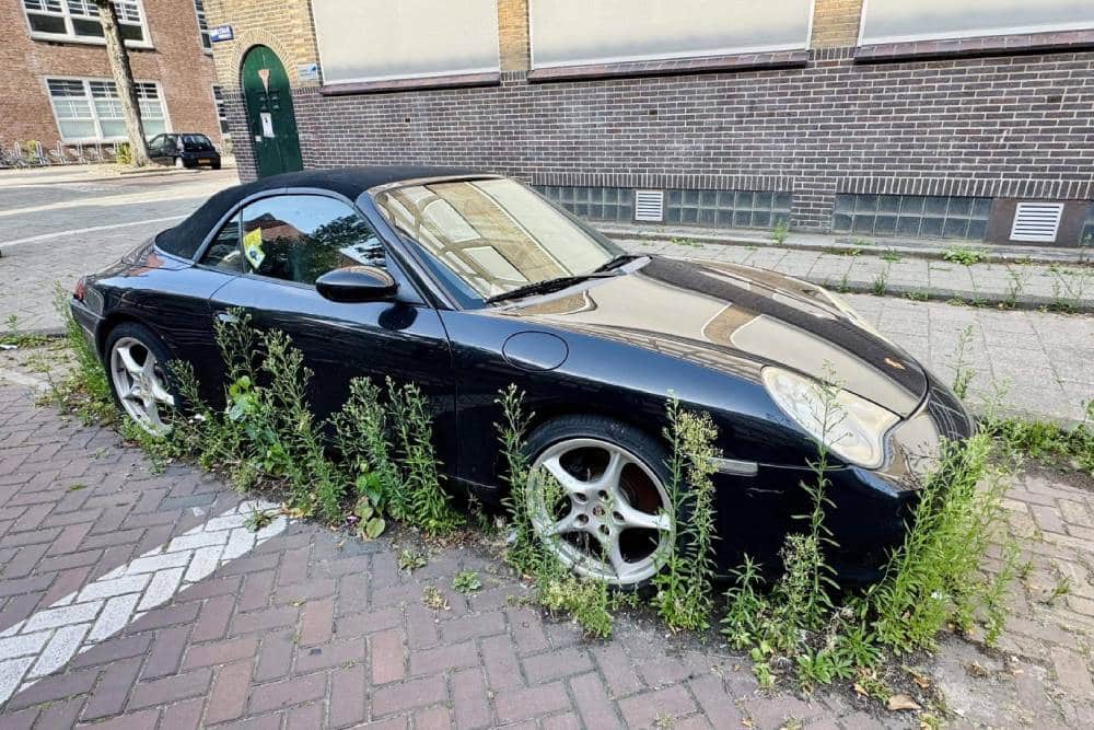 https://autogreeknews.gr/wp-content/uploads/2025/09/abandoned-porsche-911-03.jpg