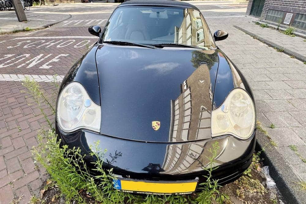 https://autogreeknews.gr/wp-content/uploads/2025/09/abandoned-porsche-911-05.jpg