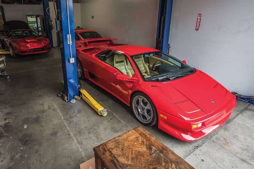 Lamborghini Diablo έχει «κατασκηνώσει» στο συνεργείο