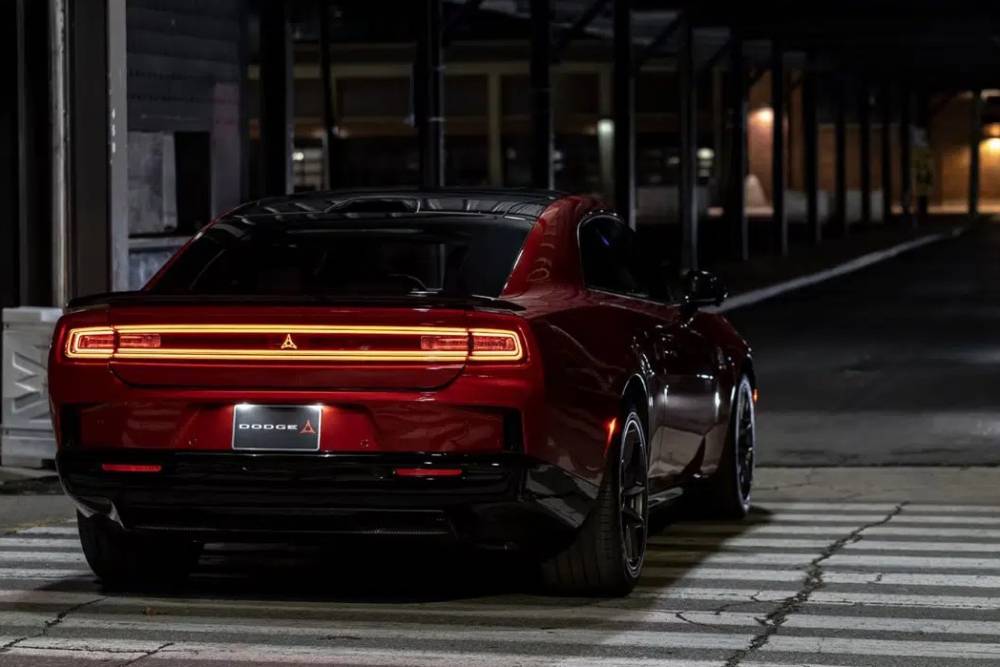 https://autogreeknews.gr/wp-content/uploads/2025/09/dodge-charger-ev-loud-exhaust-02.jpg