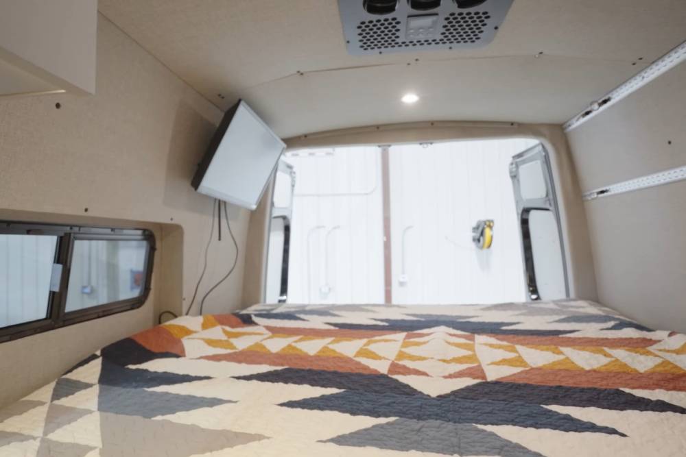 https://autogreeknews.gr/wp-content/uploads/2025/09/edgewood-is-a-feature-rich-camper-van-that-blends-7.jpg