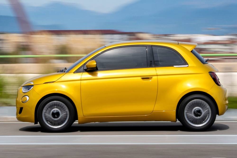 https://autogreeknews.gr/wp-content/uploads/2025/09/fiat-500-hybrid-03.jpg