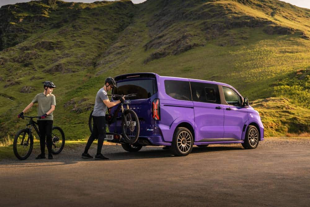 https://autogreeknews.gr/wp-content/uploads/2025/09/ford-e-tourneo-custom-ms-rt-gets-a-racy-face-not-a-4.jpg