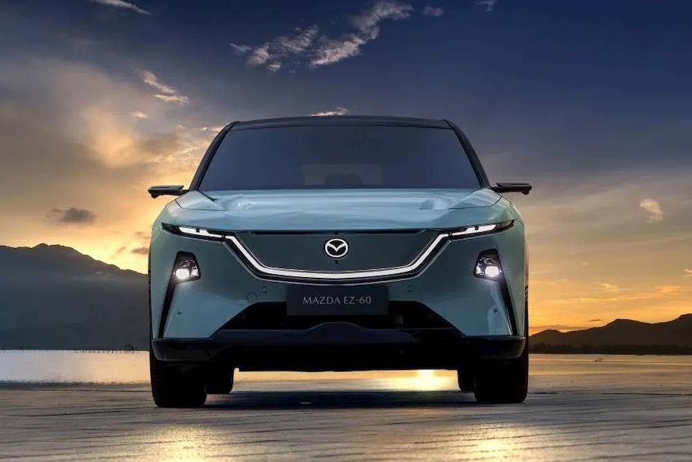 https://autogreeknews.gr/wp-content/uploads/2025/09/mazda-ez-60-premiere.jpg