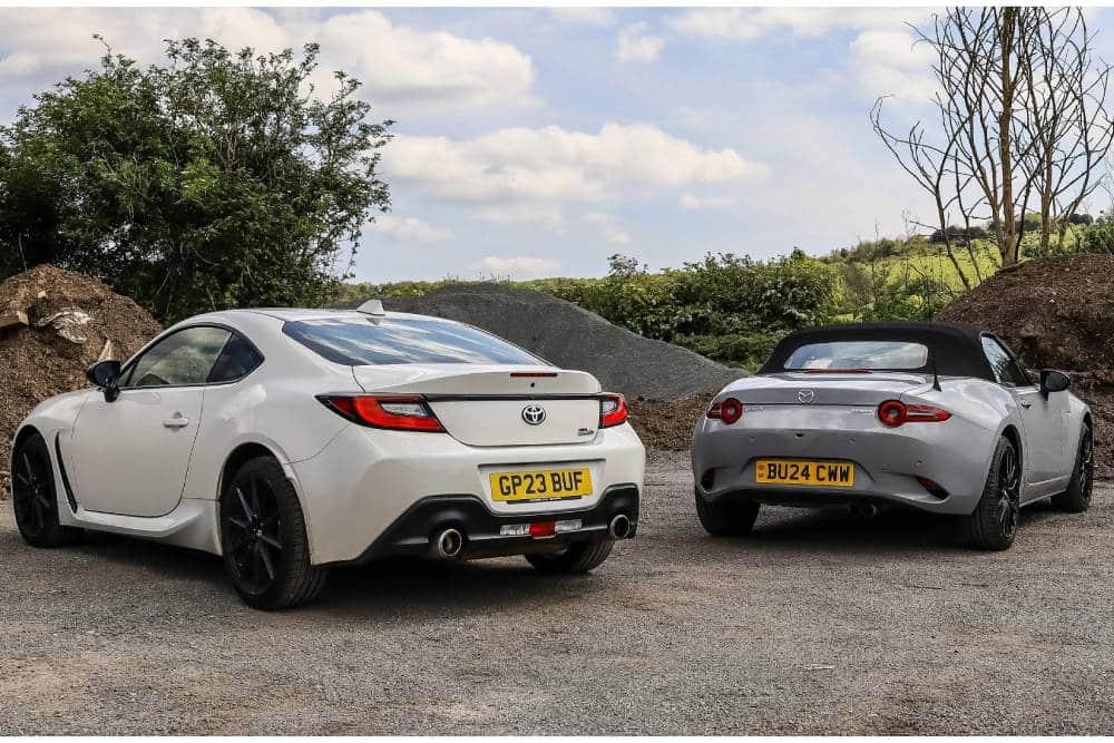 https://autogreeknews.gr/wp-content/uploads/2025/09/mazda-mx-5-vs-toyota-gr86-02.jpg