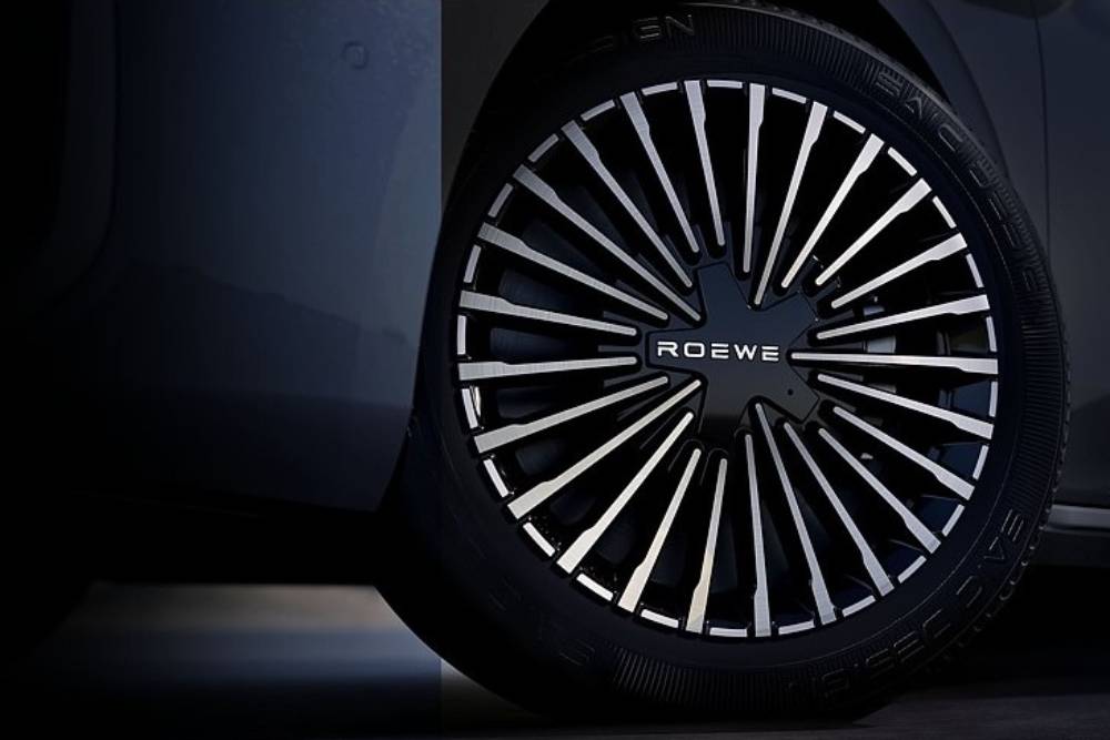 https://autogreeknews.gr/wp-content/uploads/2025/09/roewe-m7-10.jpg