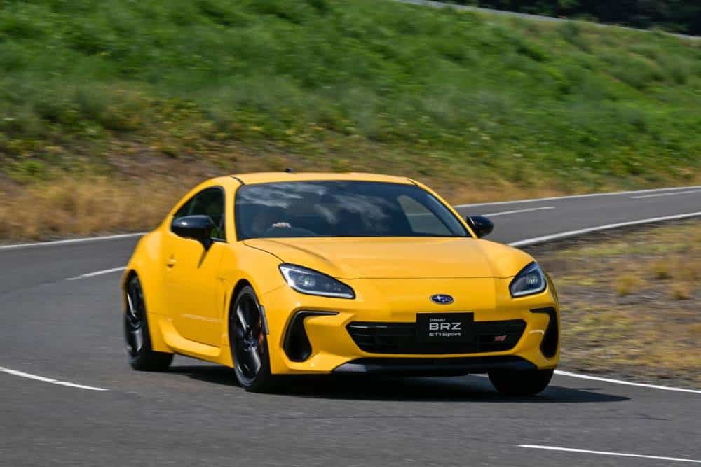 https://autogreeknews.gr/wp-content/uploads/2025/09/subaru-brz-yellow-02.jpg