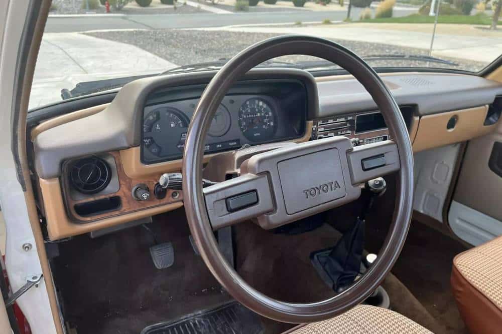 https://autogreeknews.gr/wp-content/uploads/2025/10/1981-Toyota-Pickup-4x4-19_result22.jpg