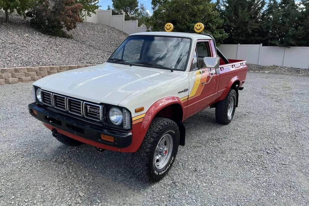 Πένα Toyota Hilux του 1981 έχει ξεχάσει τι σημαίνει χωράφι
