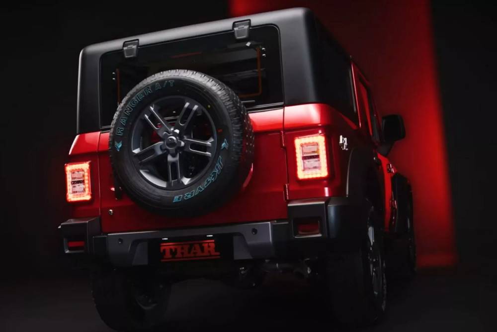 https://autogreeknews.gr/wp-content/uploads/2025/10/2025-Mahindra-Thar-8-2048x1152-1.jpg