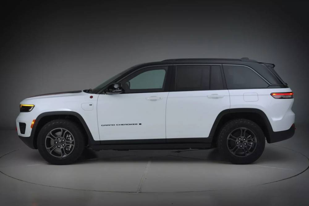 https://autogreeknews.gr/wp-content/uploads/2025/10/2026-Jeep-Grand-Cherokee-1027-12.jpg
