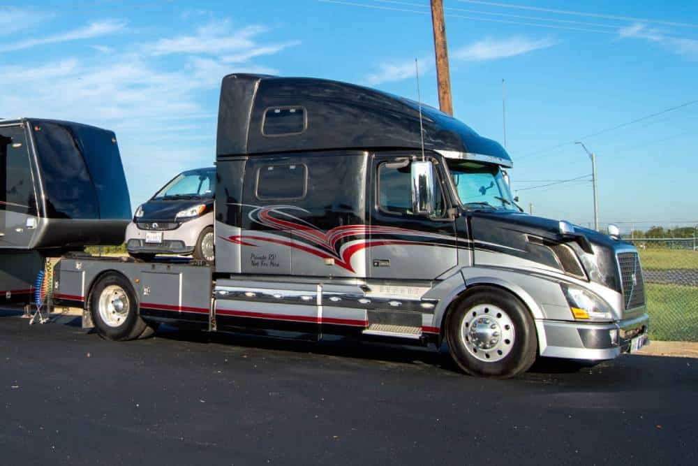 Πωλείται νταλίκα Volvo με δώρο Smart!