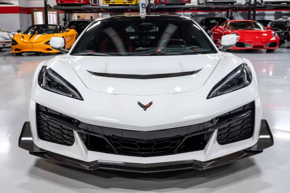 https://autogreeknews.gr/wp-content/uploads/2025/10/C8-Corvette-ZR1-ext-00002-2048x1366-1.jpg