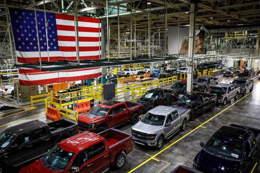 https://autogreeknews.gr/wp-content/uploads/2025/10/Ford-Truck-Production-1023-3-2048x1365-1.jpg
