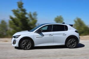 Peugeot 208 Hybrid 145 (6)