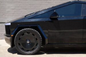 Tesla-Cybertruck-CarsBids-00012-2048×1364