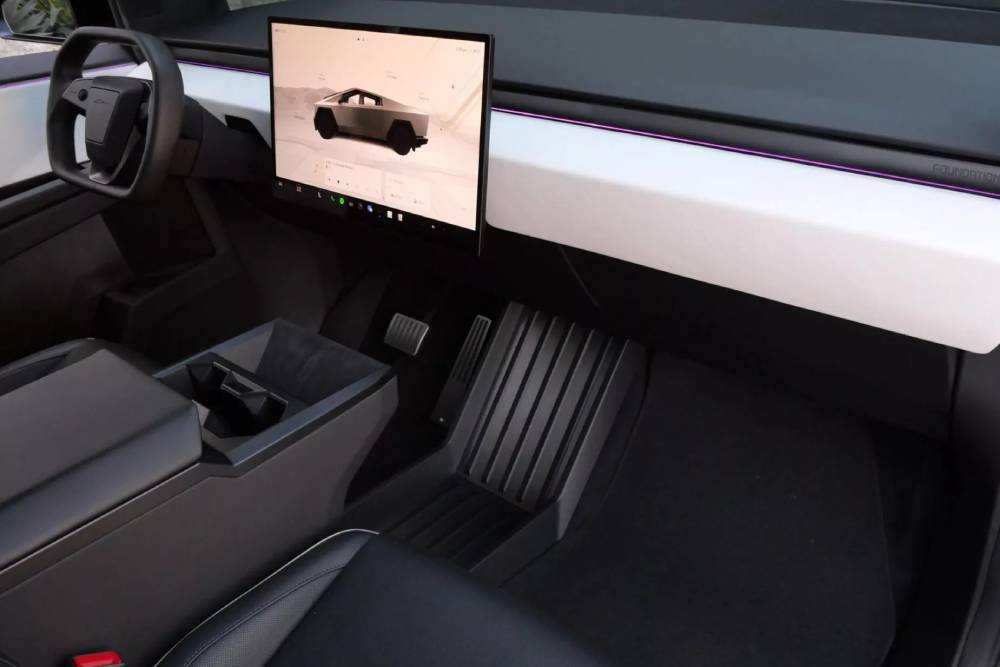 https://autogreeknews.gr/wp-content/uploads/2025/10/Tesla-Cybertruck-CarsBids-00023-2048x1364-1.jpg