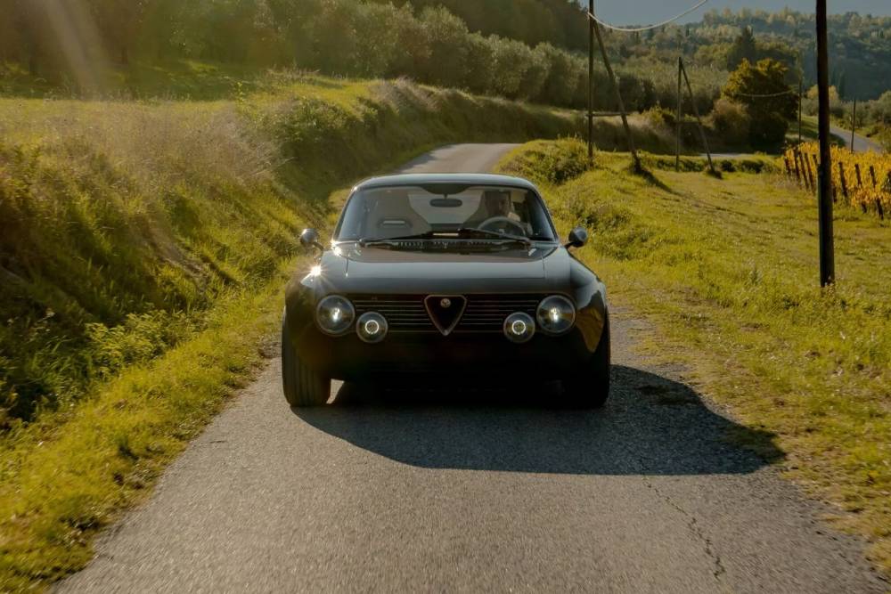 https://autogreeknews.gr/wp-content/uploads/2025/10/Totem-Automobili-Alfa-Romeo-GT-Super-4-scaled-1.jpg