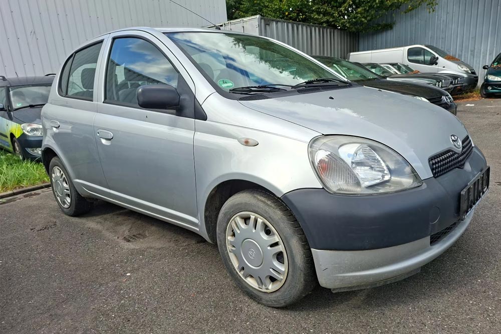 https://autogreeknews.gr/wp-content/uploads/2025/10/Toyota-Yaris-2001-1.jpg
