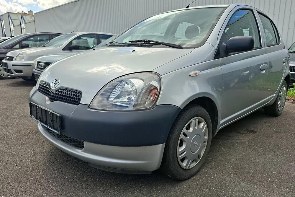 https://autogreeknews.gr/wp-content/uploads/2025/10/Toyota-Yaris-2001.jpg