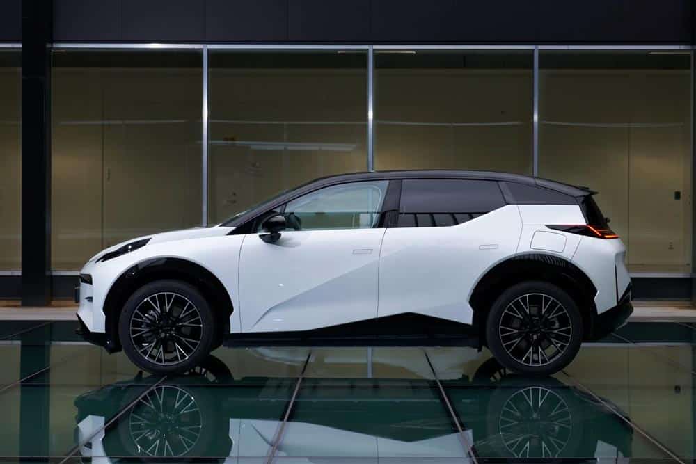 https://autogreeknews.gr/wp-content/uploads/2025/10/Zeekr-X-side.jpg
