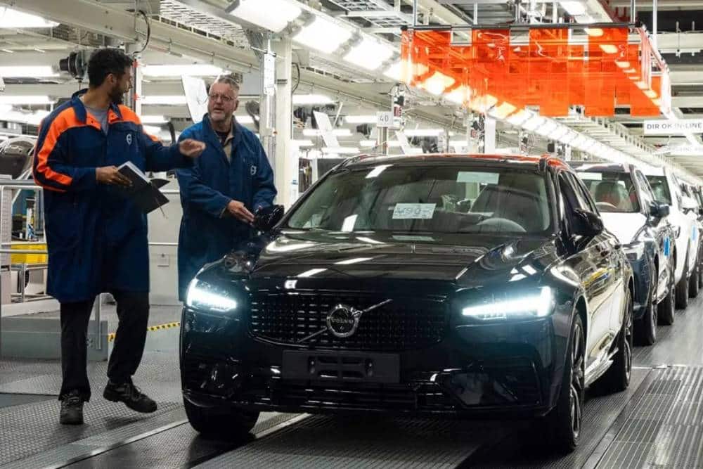 https://autogreeknews.gr/wp-content/uploads/2025/10/last-volvo-v90.jpg