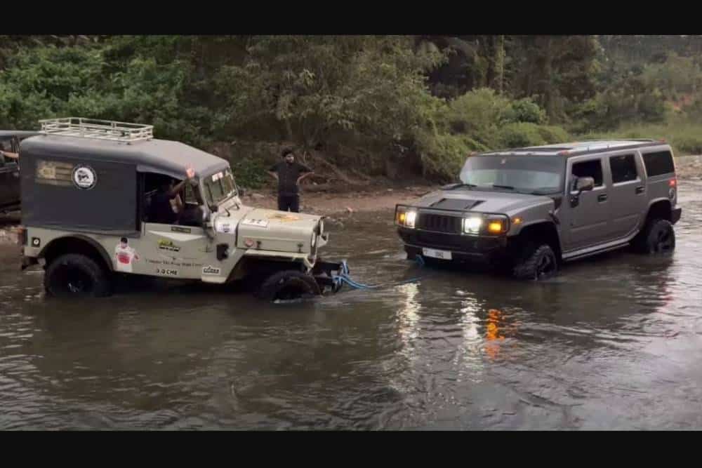Πανάρχαιο Mahindra ξεφτιλίζει Hummer (+video)