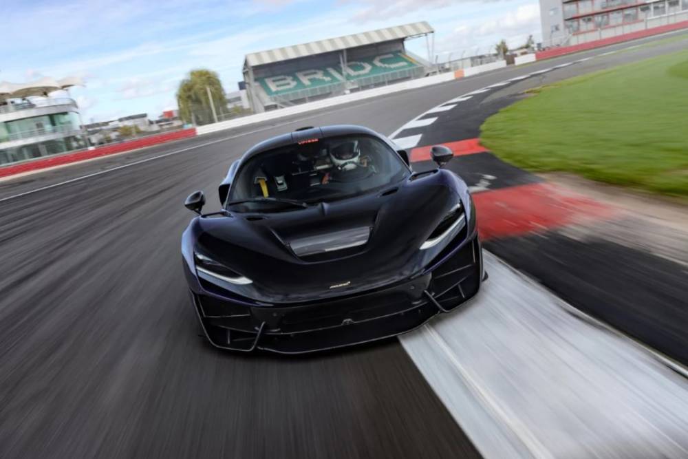 https://autogreeknews.gr/wp-content/uploads/2025/10/mclaren-w1-testing-04.jpg
