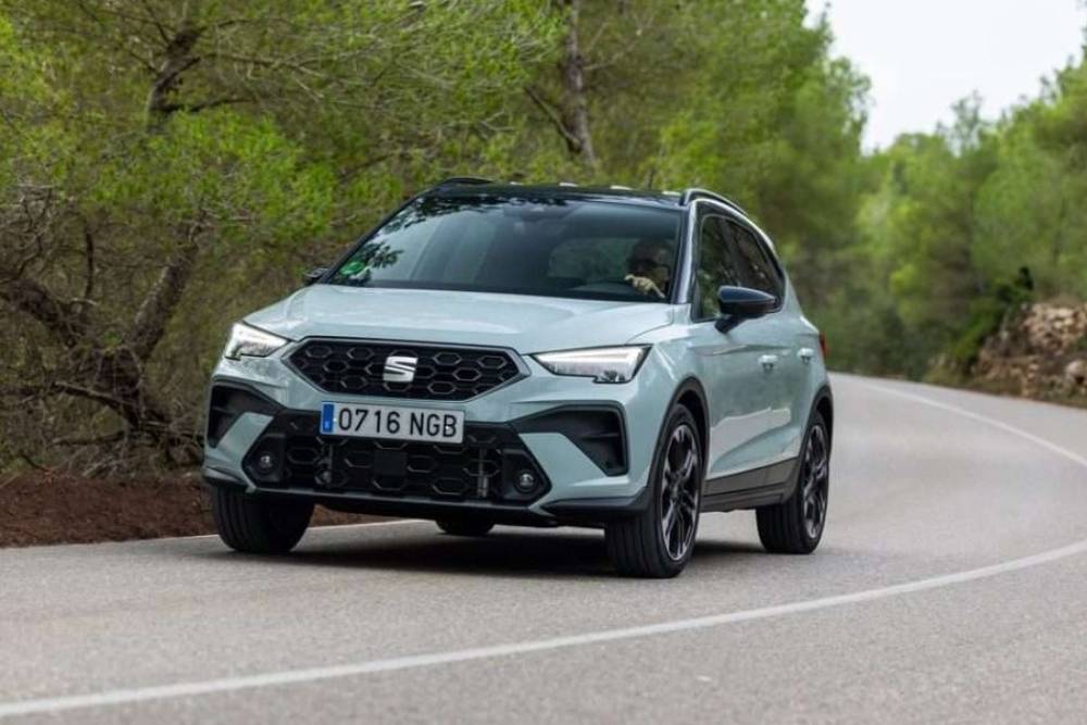 https://autogreeknews.gr/wp-content/uploads/2025/10/new-seat-arona.jpg