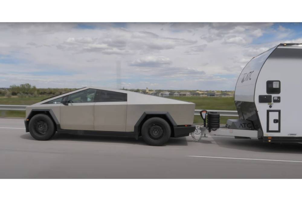 https://autogreeknews.gr/wp-content/uploads/2025/10/tesla-s-cybertruck-can-easily-tow-an-8000-lb-trail-1.jpg