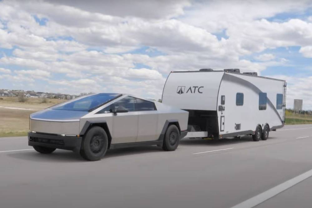 https://autogreeknews.gr/wp-content/uploads/2025/10/tesla-s-cybertruck-can-easily-tow-an-8000-lb-trail.jpg