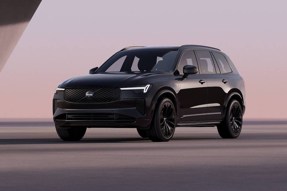 https://autogreeknews.gr/wp-content/uploads/2025/10/the-all-new-volvo-xc90-black-edition-has-scandinav-1.jpg