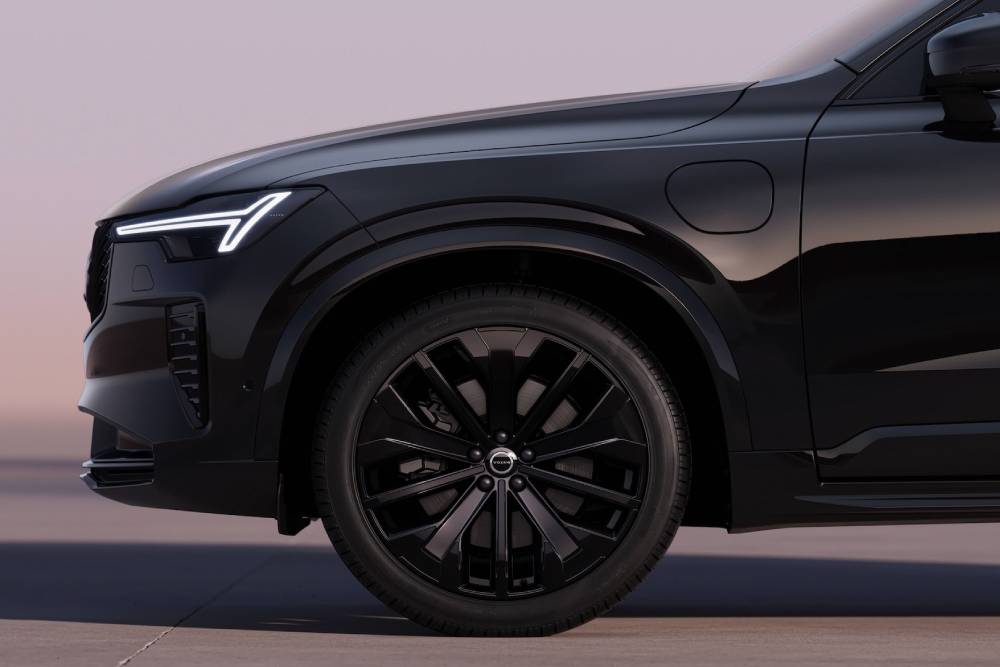 https://autogreeknews.gr/wp-content/uploads/2025/10/the-all-new-volvo-xc90-black-edition-has-scandinav-2.jpg