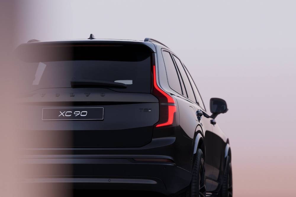 https://autogreeknews.gr/wp-content/uploads/2025/10/the-all-new-volvo-xc90-black-edition-has-scandinav-3.jpg