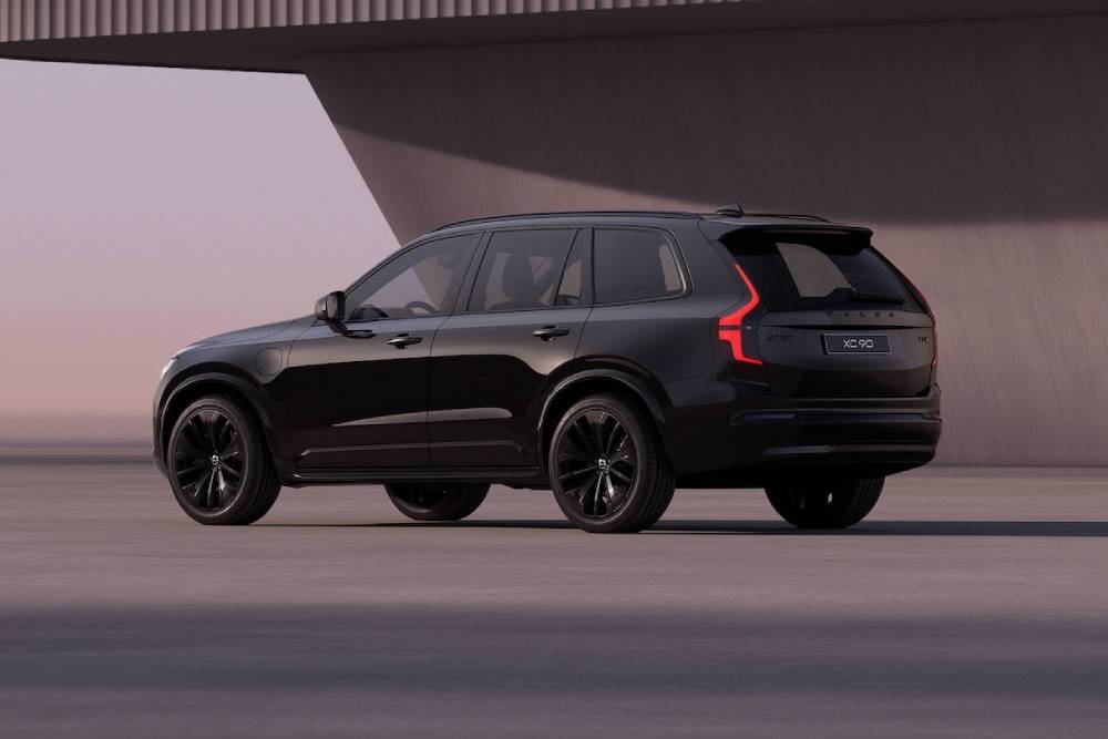 https://autogreeknews.gr/wp-content/uploads/2025/10/the-all-new-volvo-xc90-black-edition-has-scandinav.jpg