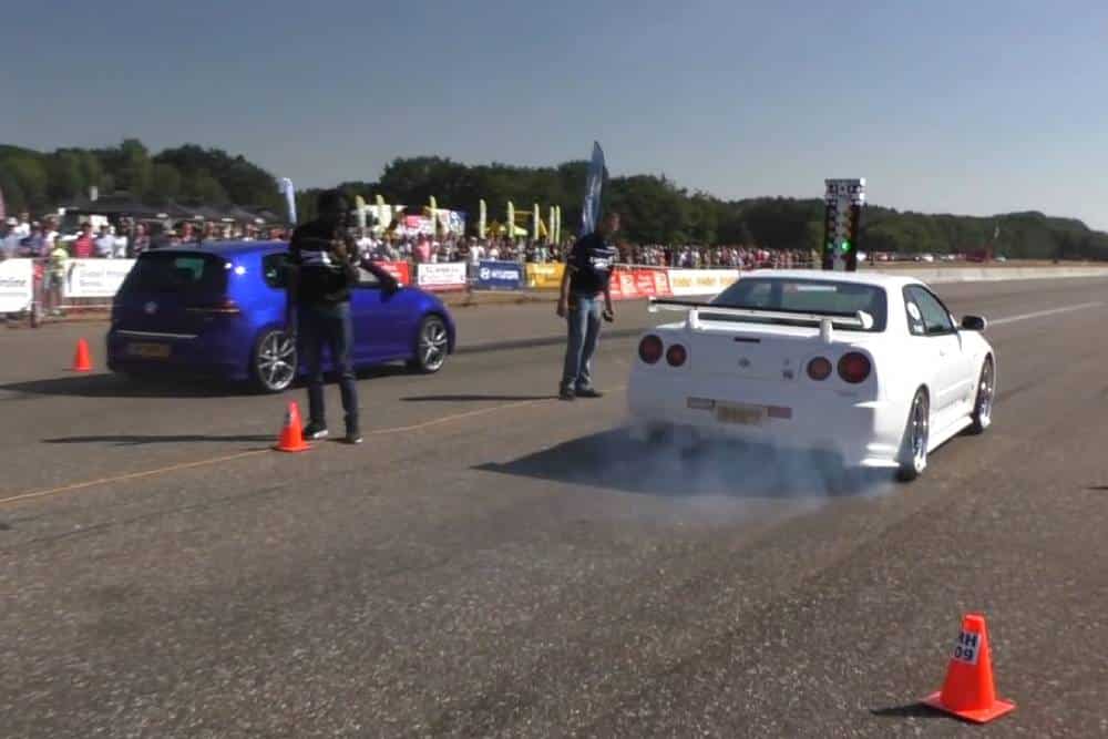 VW Golf R «σβήνει» σχεδόν τους πάντες δίπλα του (+video)