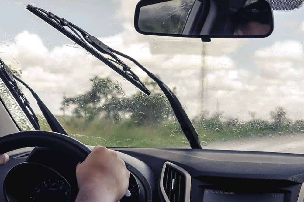 https://autogreeknews.gr/wp-content/uploads/2025/10/wipers-rain-windshield.jpg